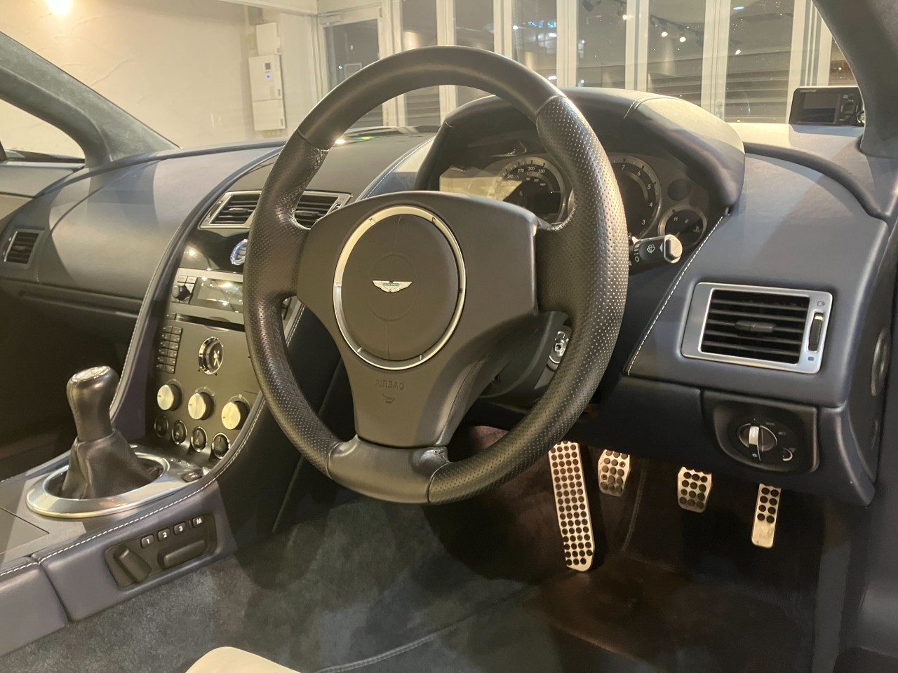 マニュアルのV8ヴァンテージが入庫です！