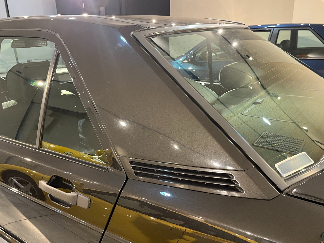 メルセデスベンツ|190E|190E 2.3-16 ブルーブラック チェック内装