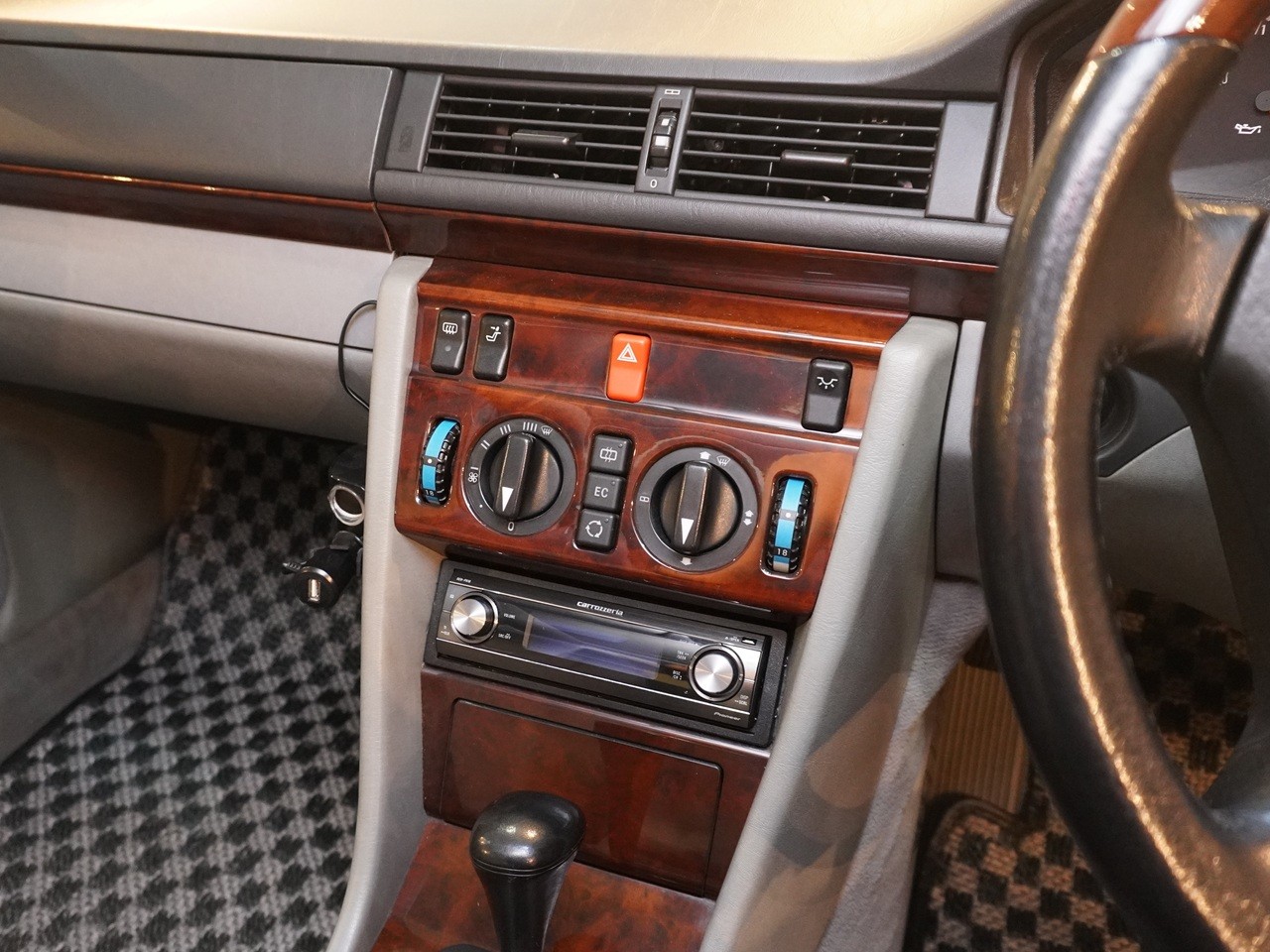 メルセデスベンツ　Eクラス