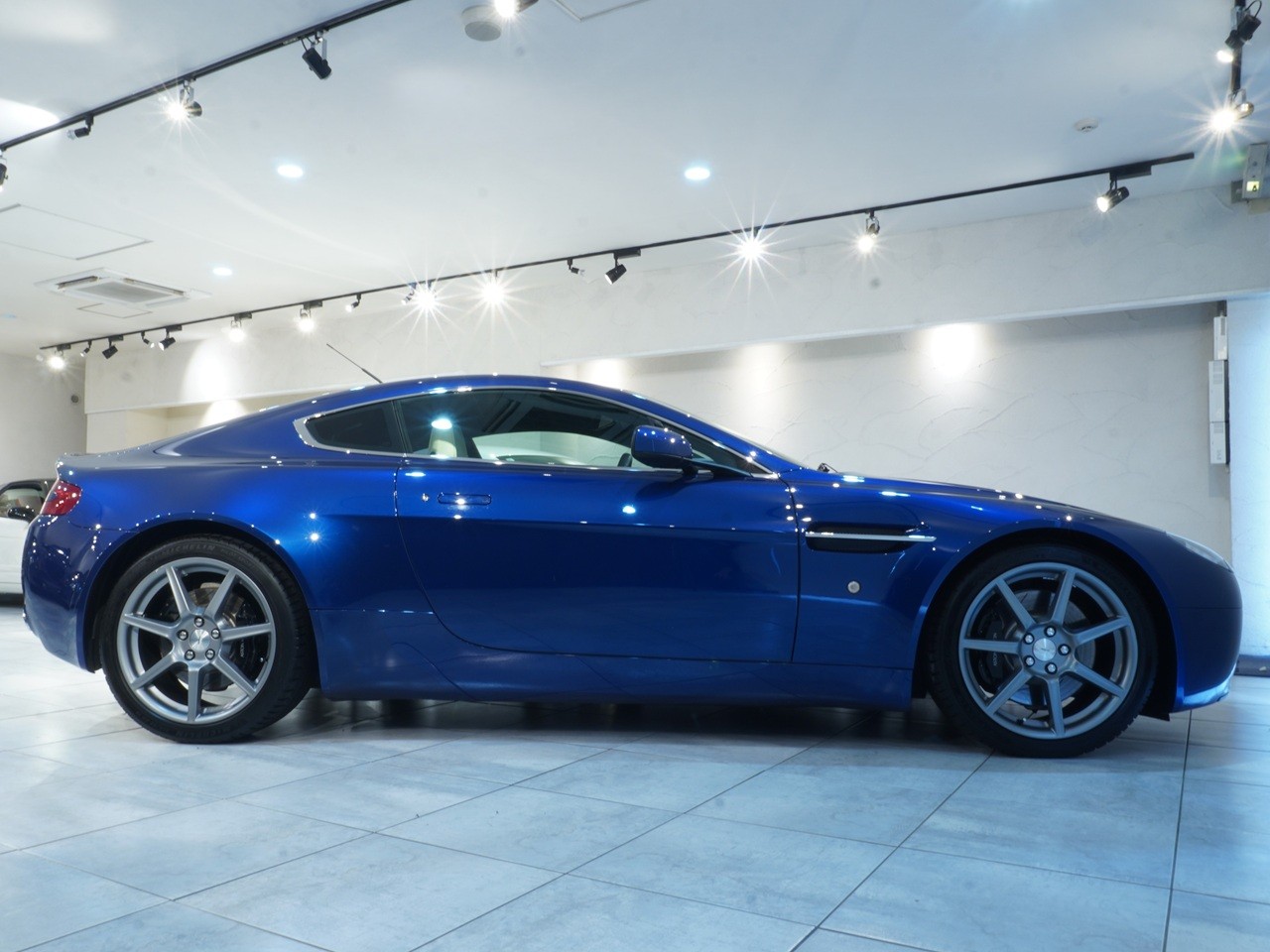 アストンマーティン　V8