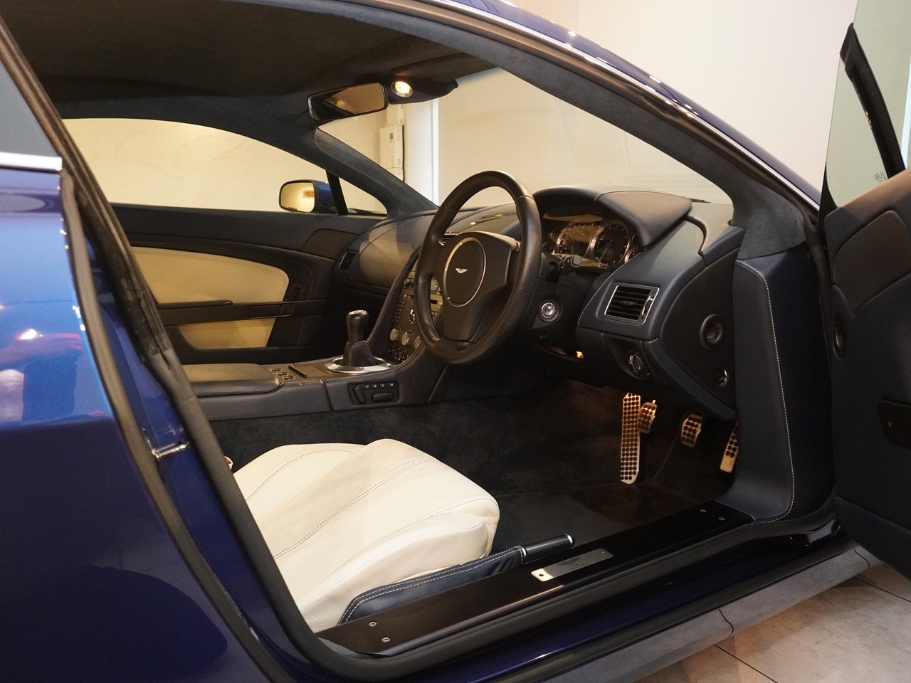 アストンマーティン　V8