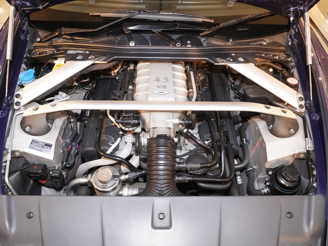 アストンマーティン　V8