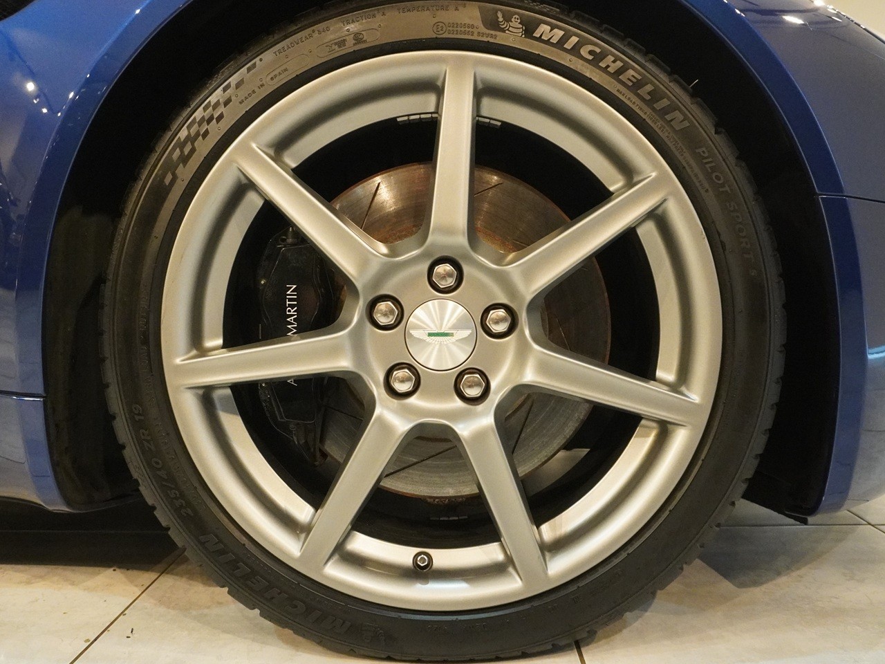 アストンマーティン　V8