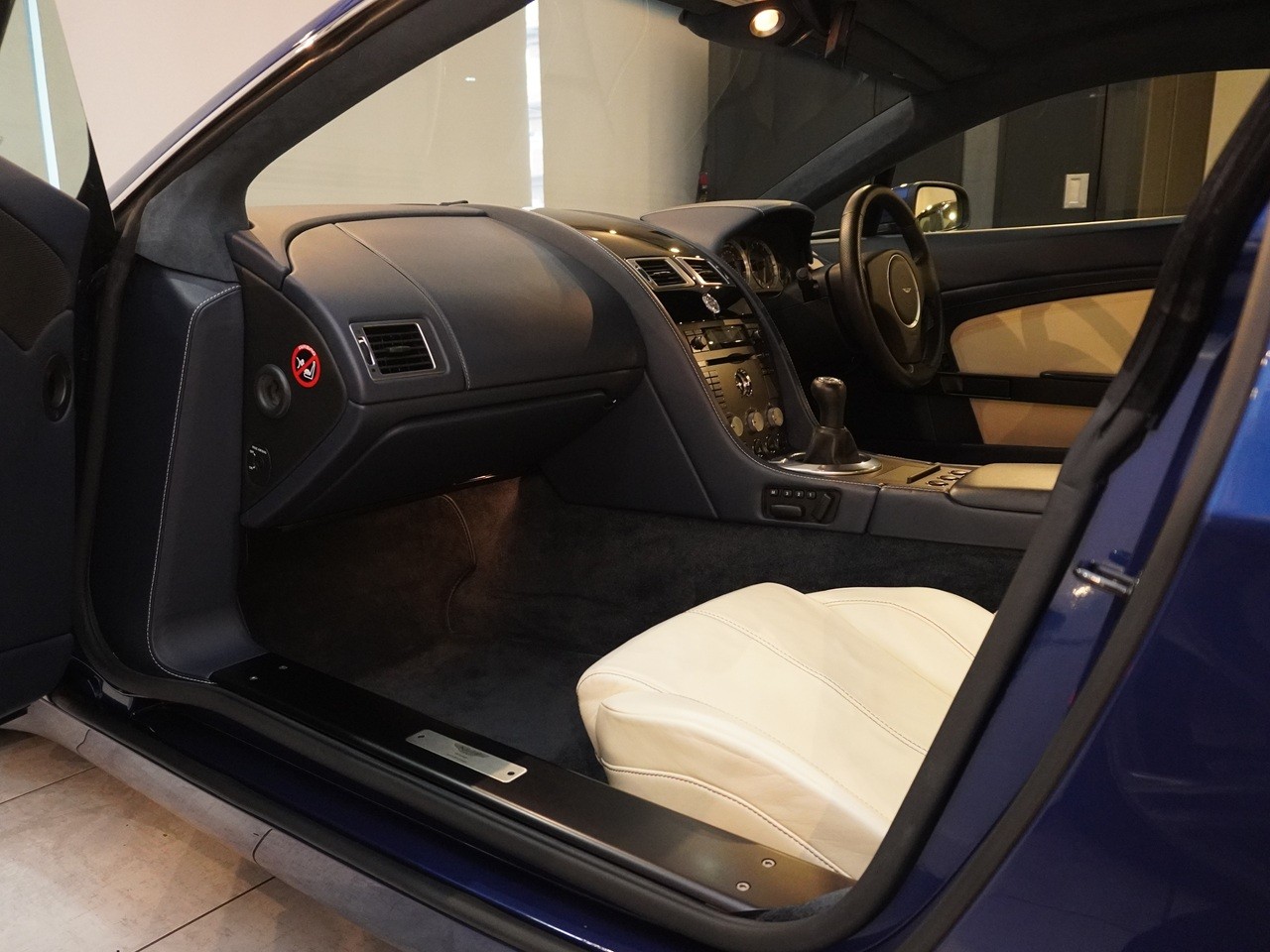 アストンマーティン　V8