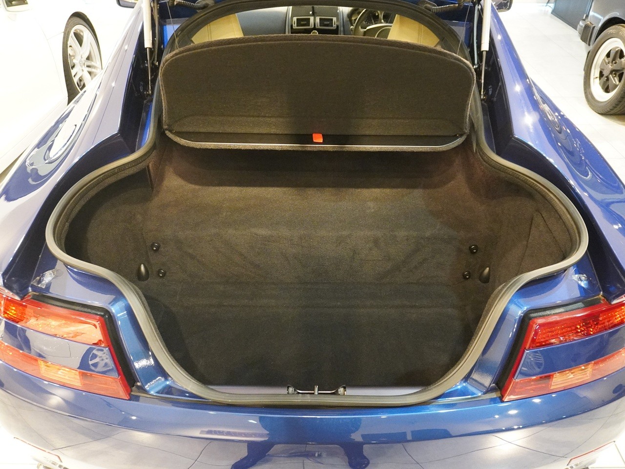 アストンマーティン　V8