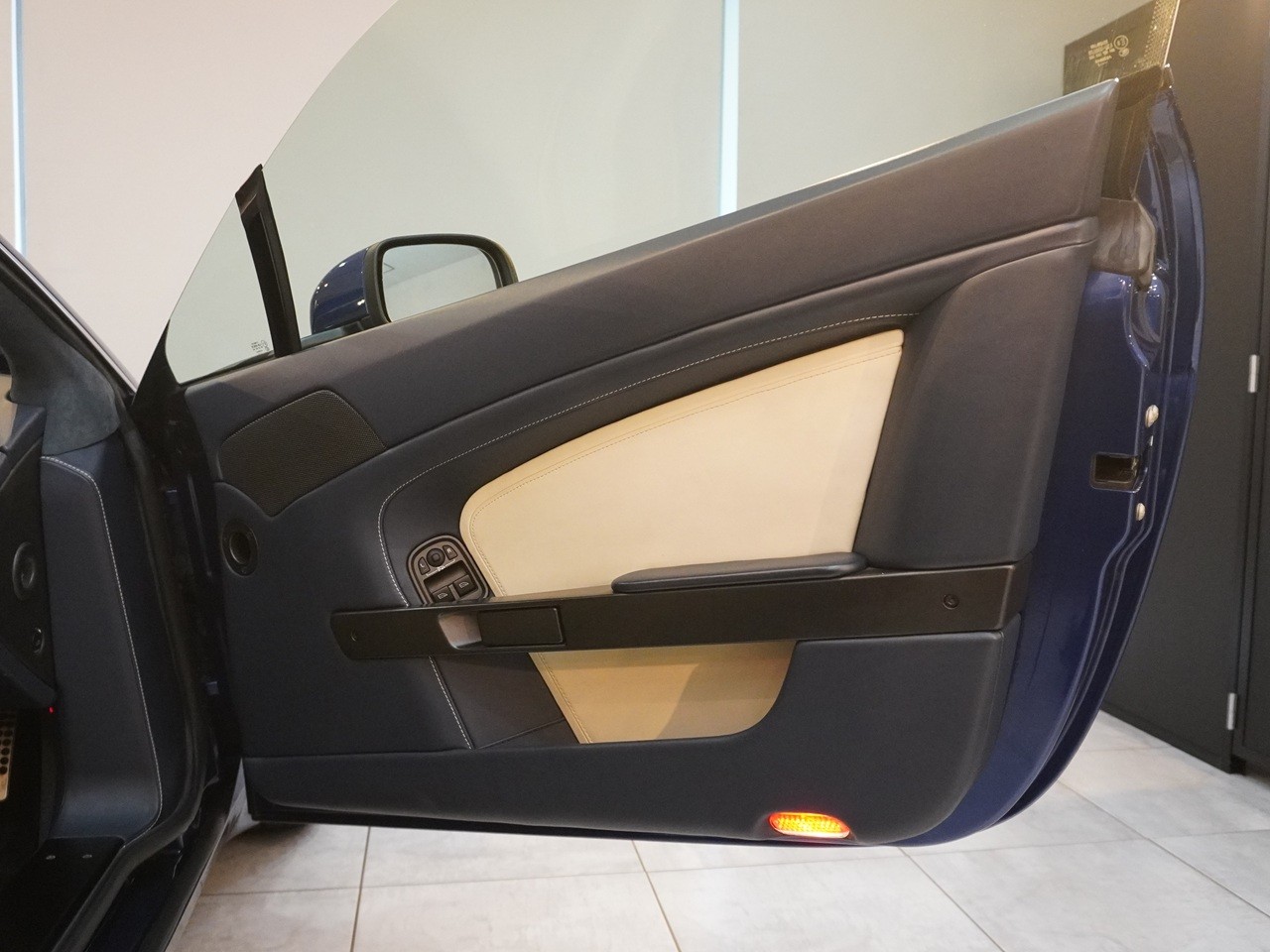 アストンマーティン　V8