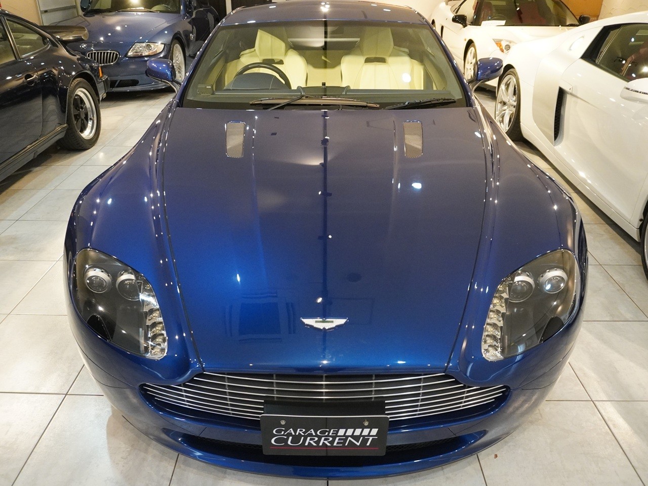 アストンマーティン　V8