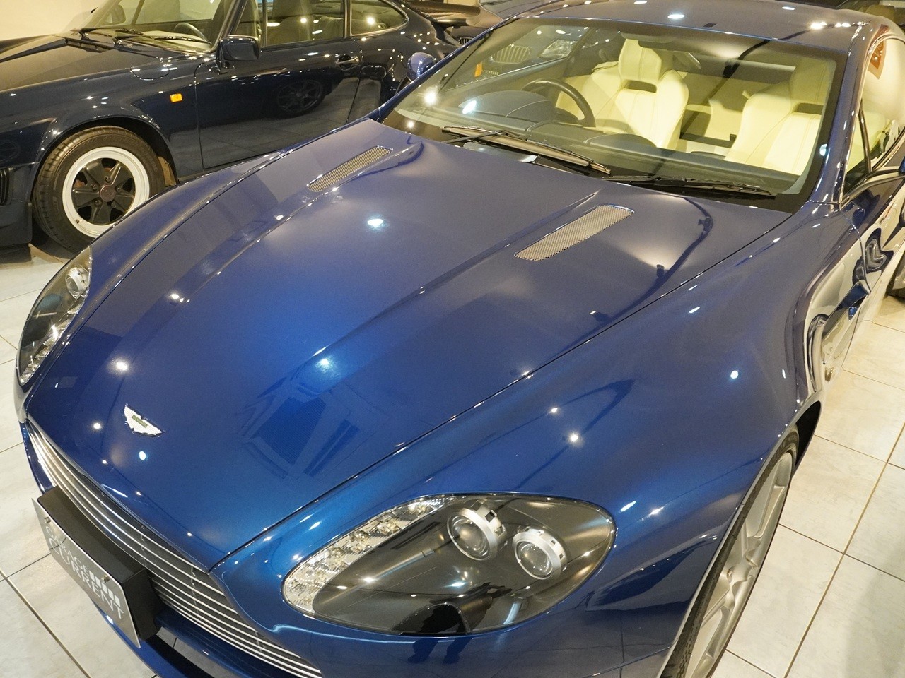 アストンマーティン　V8