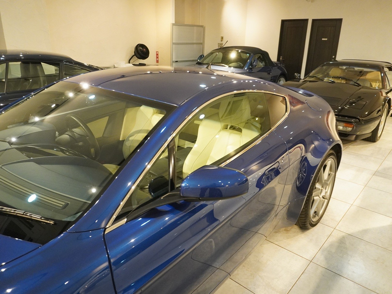 アストンマーティン　V8