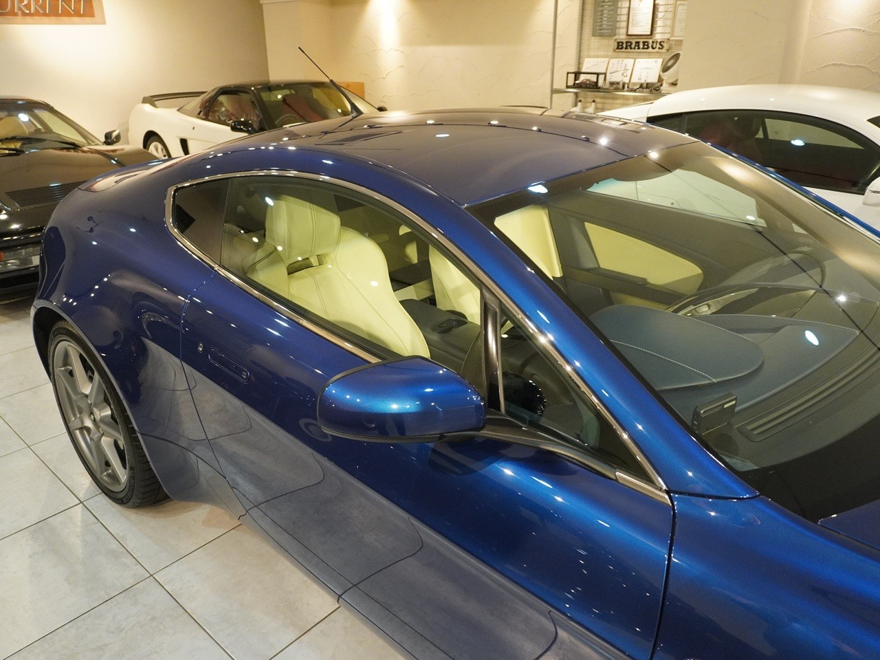 アストンマーティン　V8