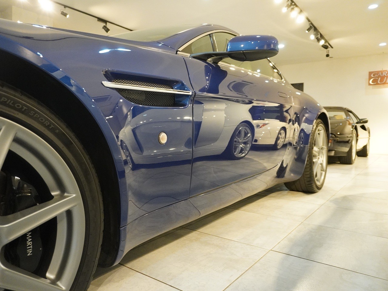 アストンマーティン　V8