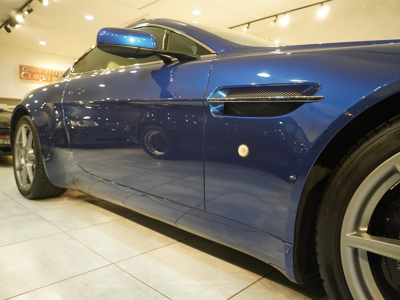 アストンマーティン　V8