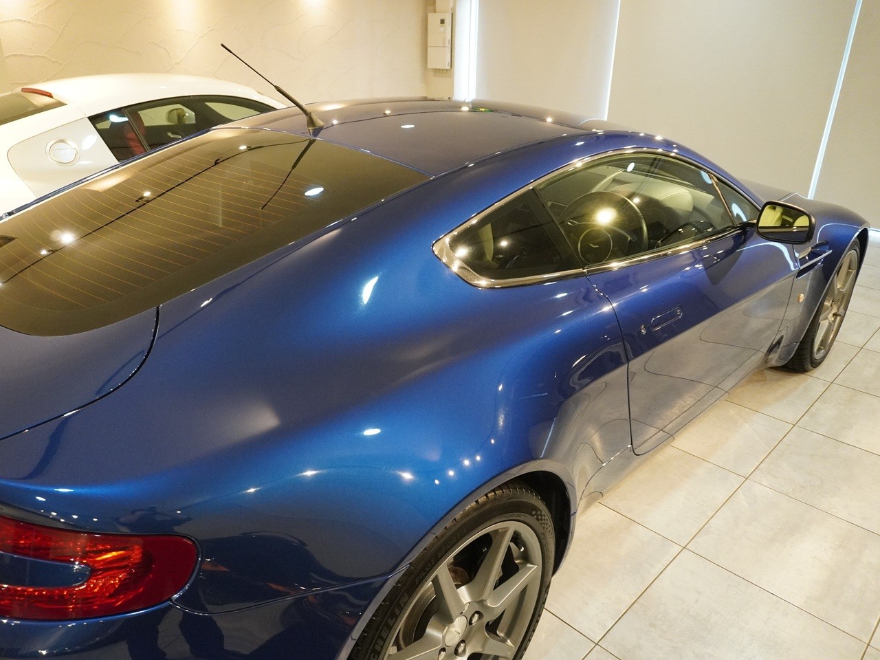 アストンマーティン　V8