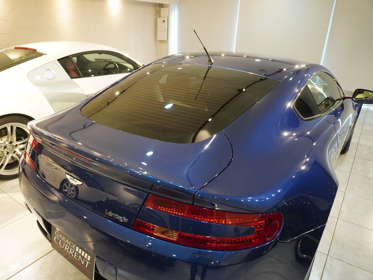 アストンマーティン　V8