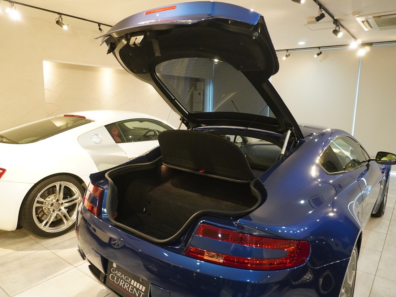 アストンマーティン　V8