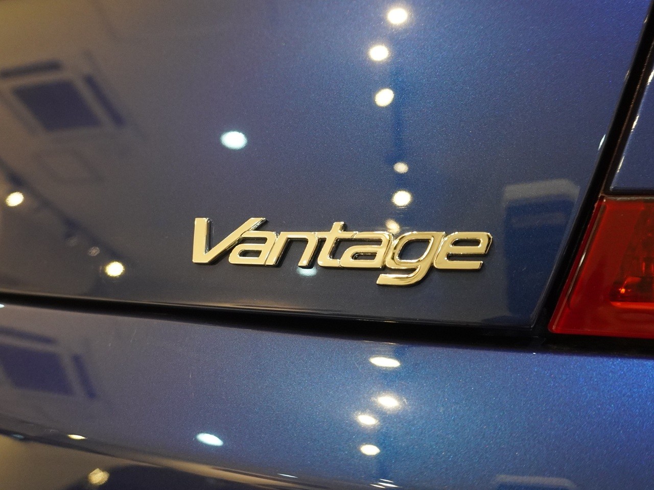 アストンマーティン　V8