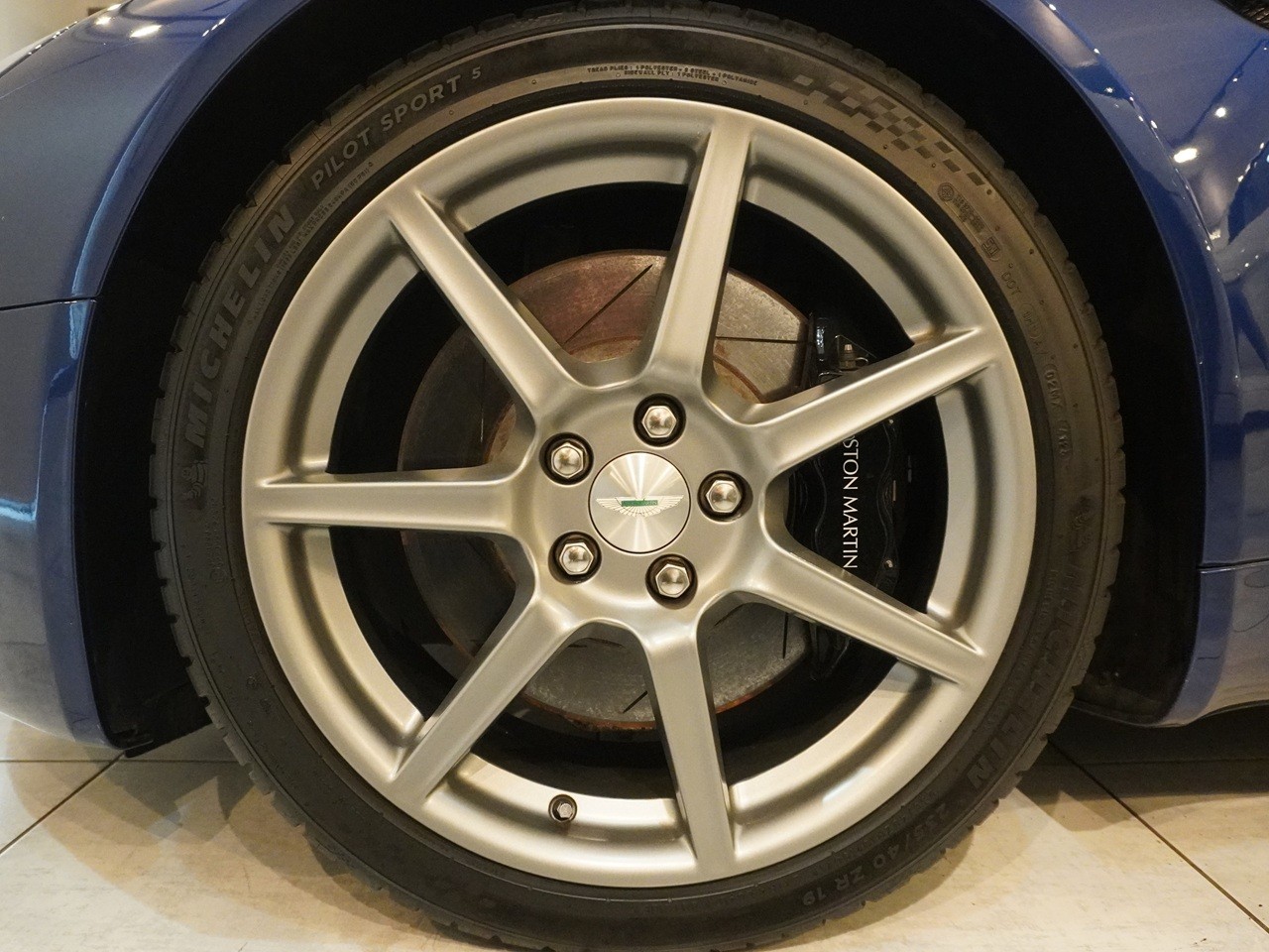 アストンマーティン　V8