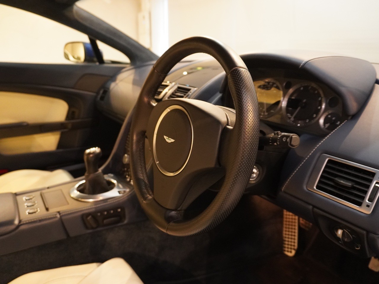 アストンマーティン　V8