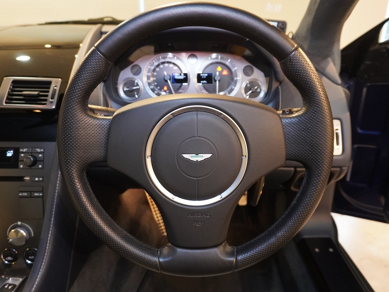 アストンマーティン　V8