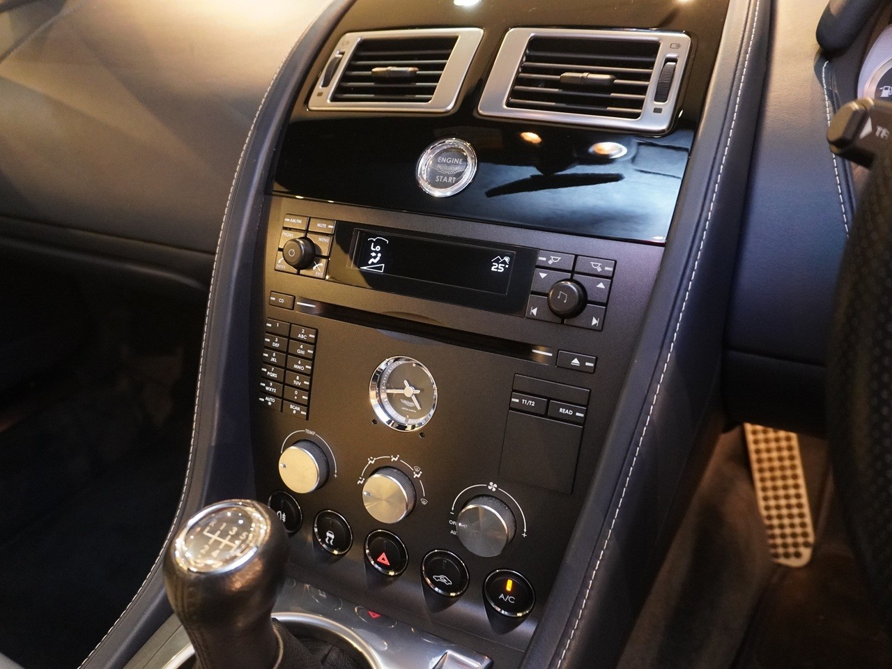 アストンマーティン　V8