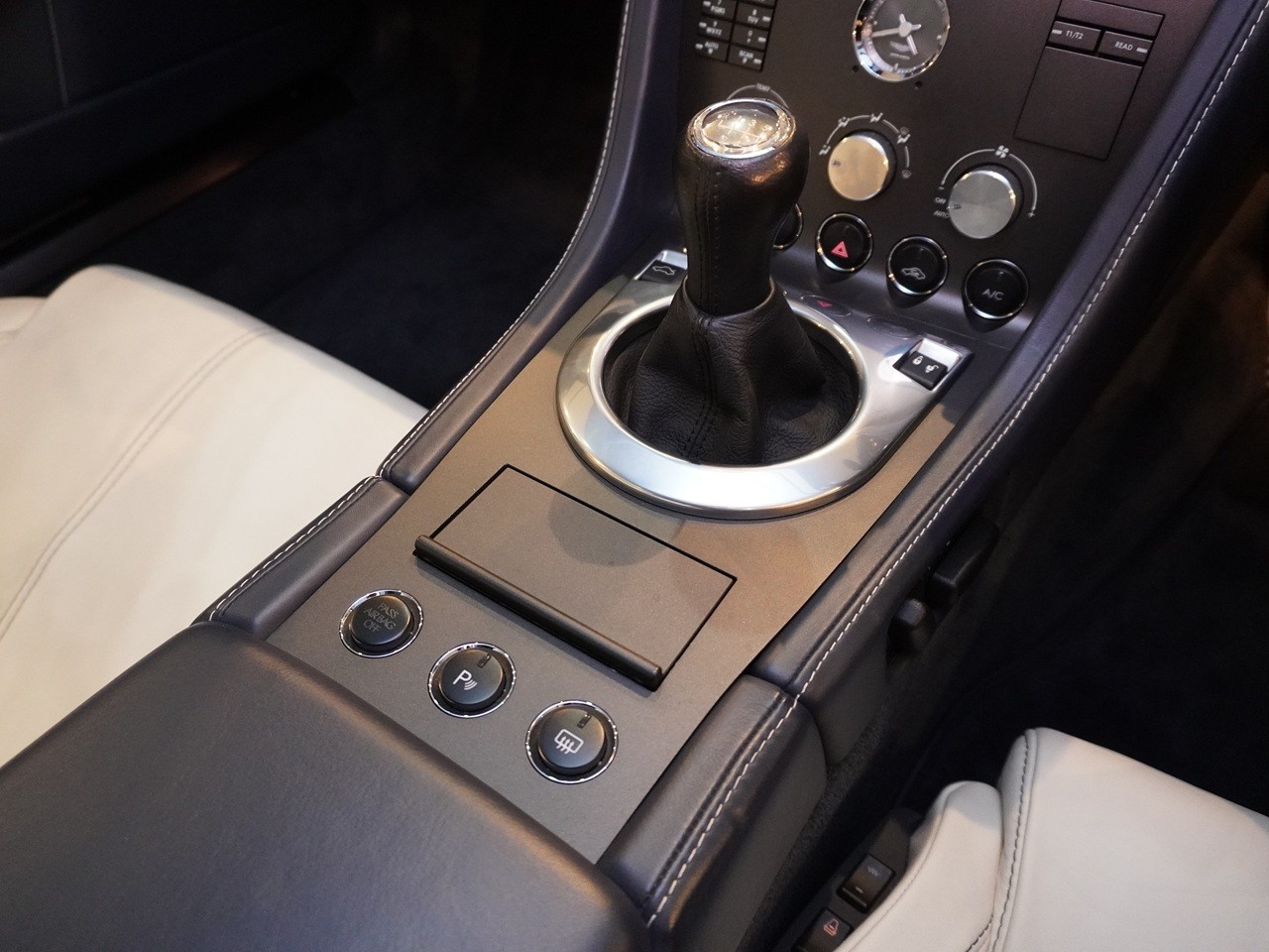 アストンマーティン　V8