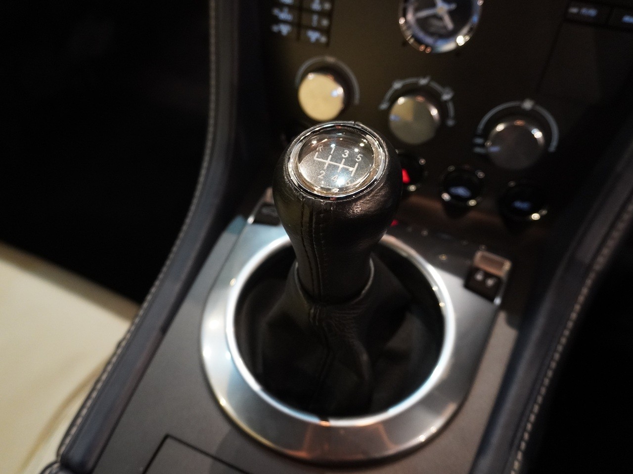 アストンマーティン　V8