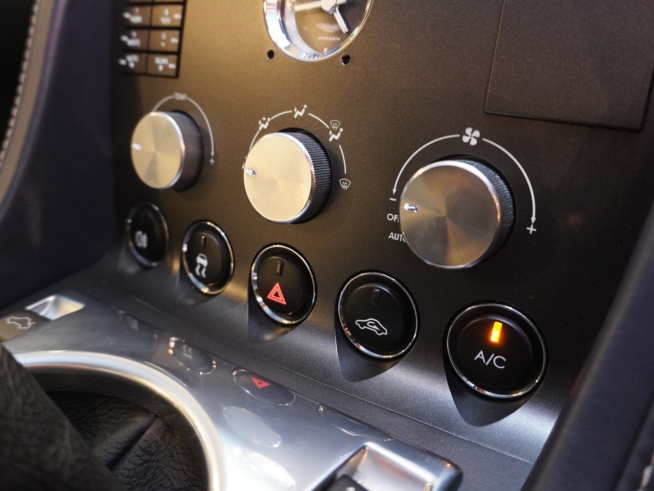 アストンマーティン　V8