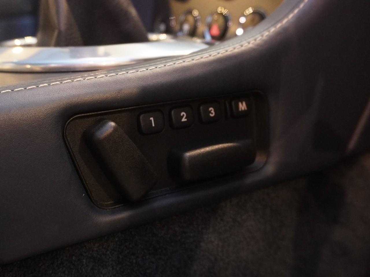 アストンマーティン　V8