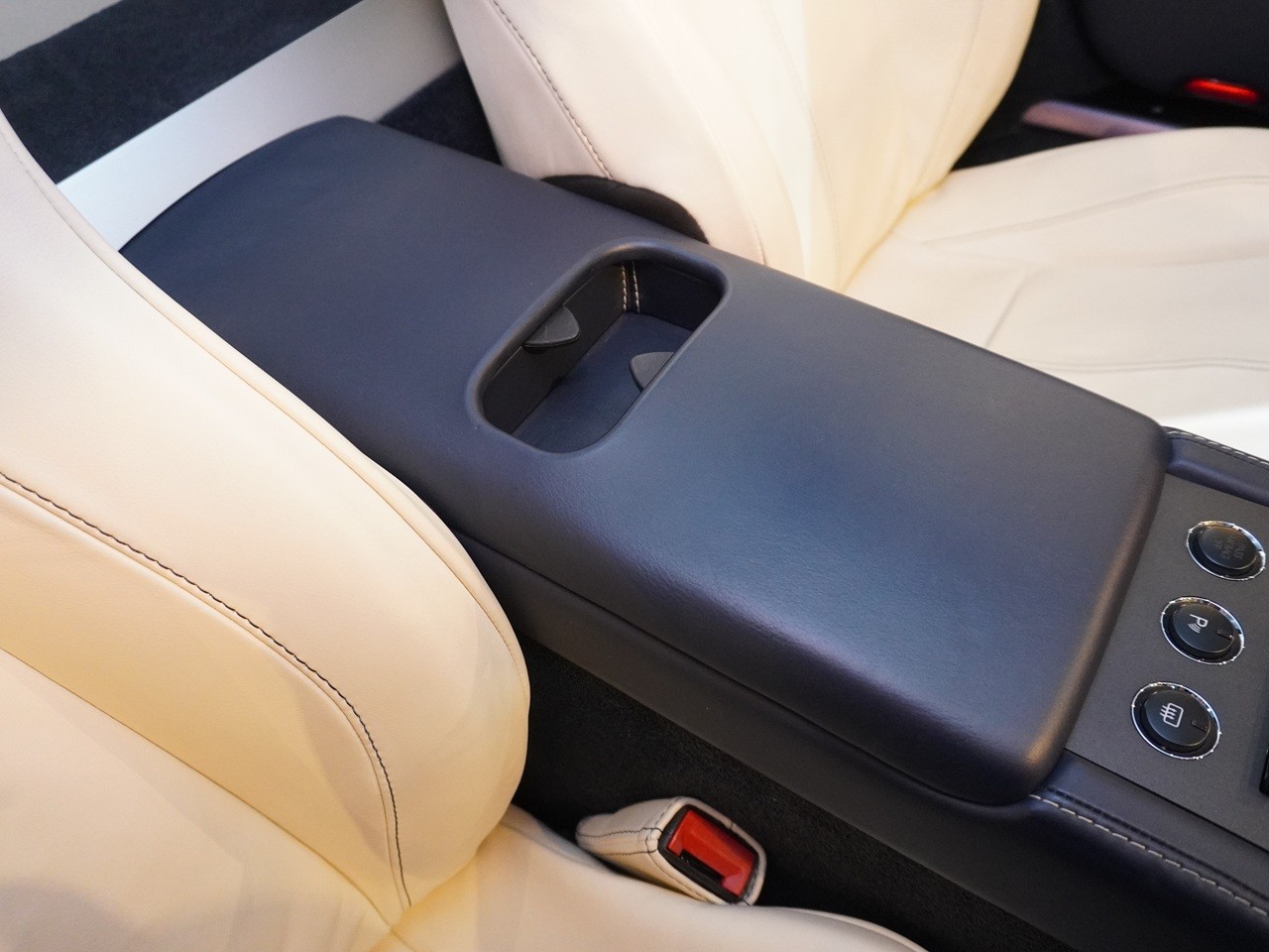 アストンマーティン　V8