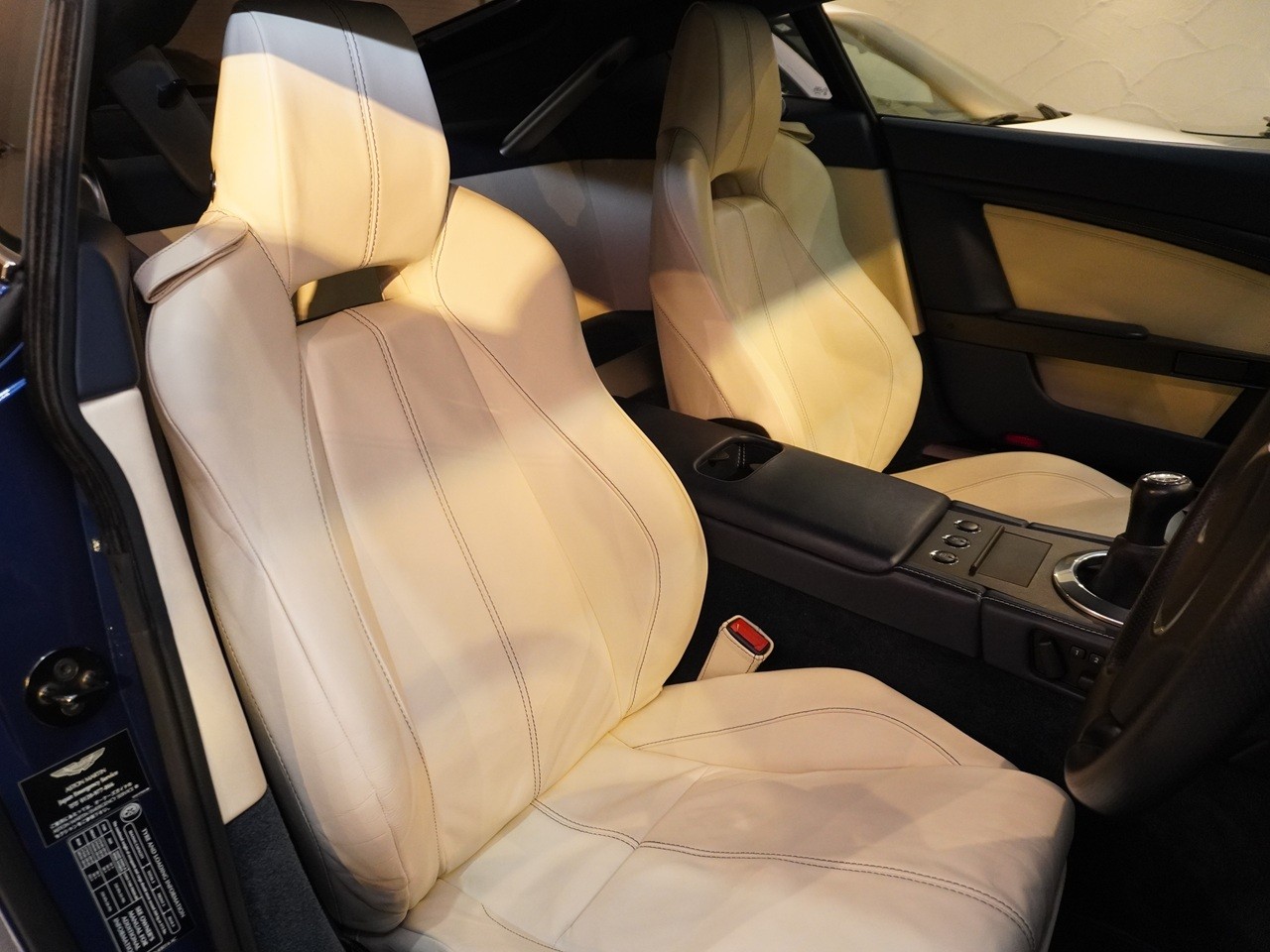 アストンマーティン　V8