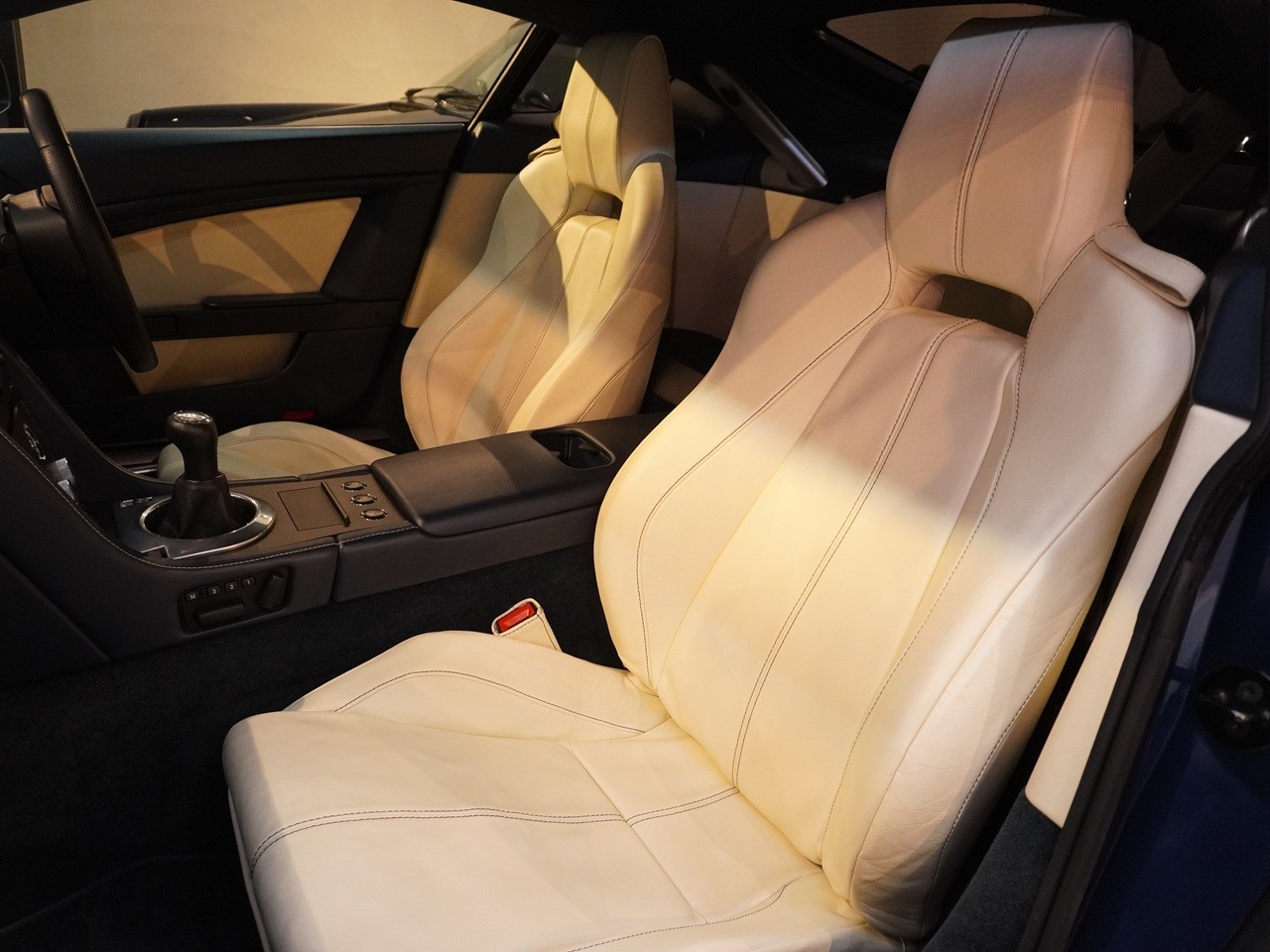 アストンマーティン　V8