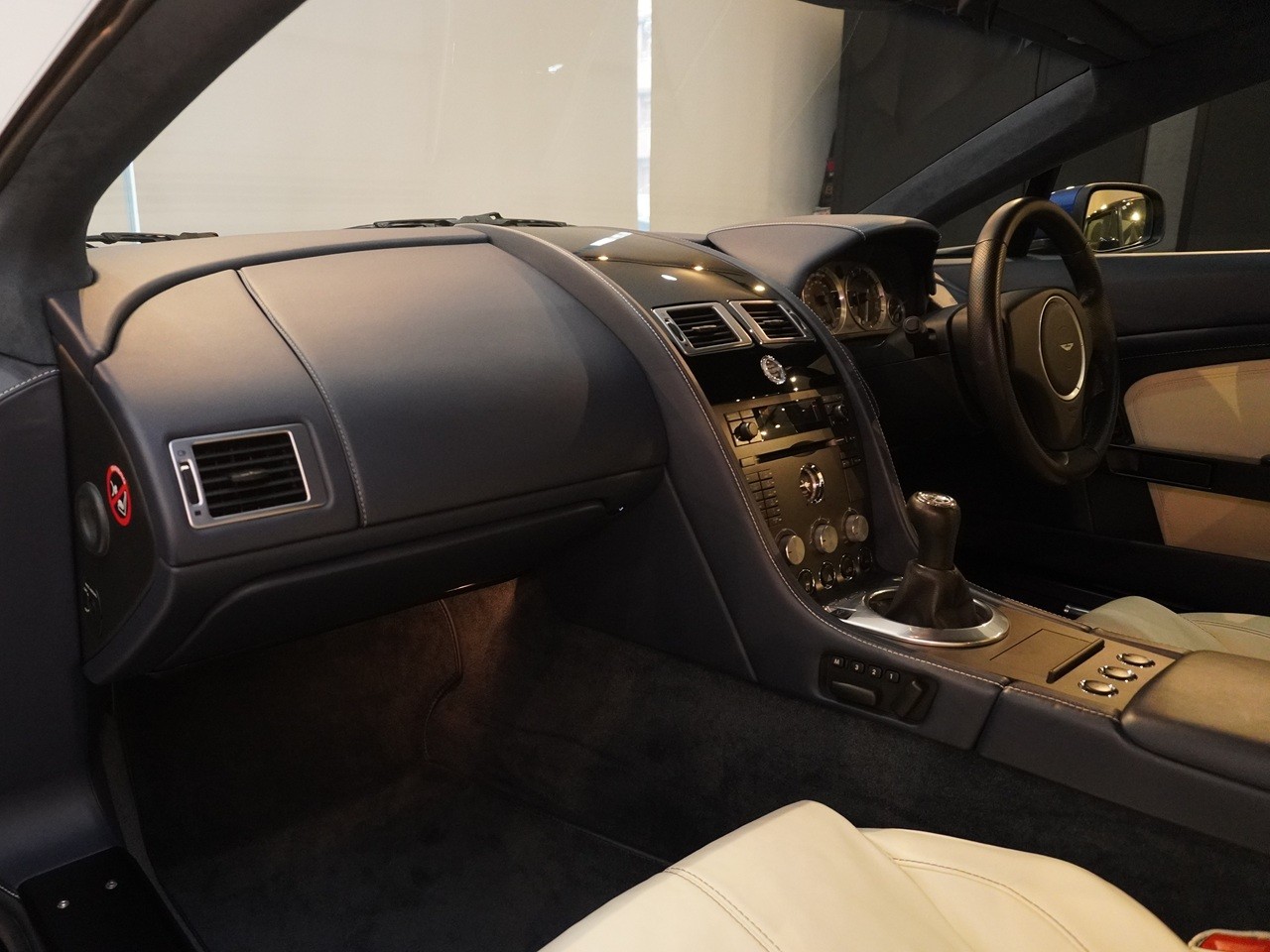 アストンマーティン　V8