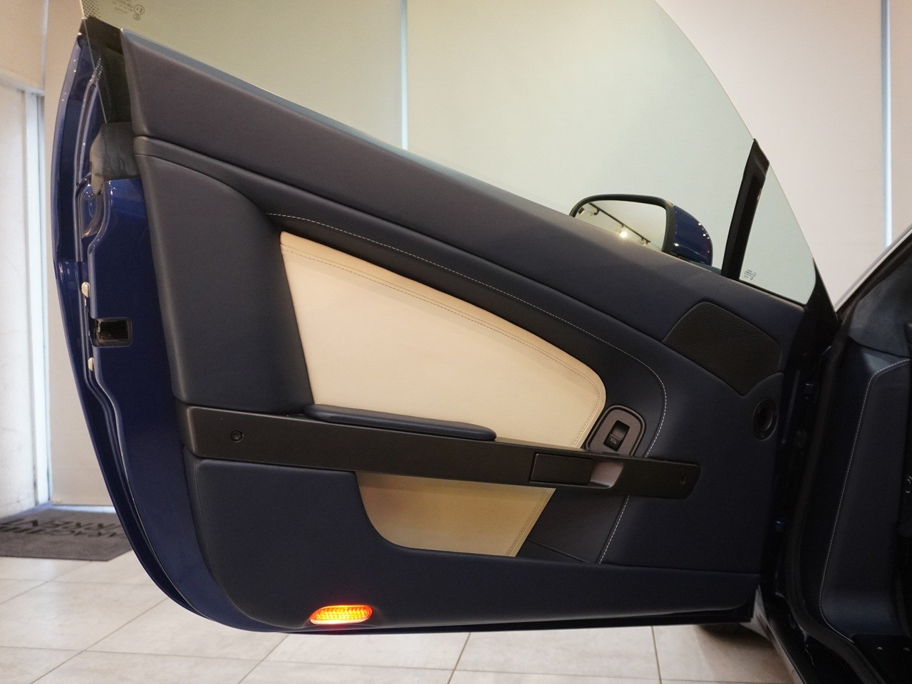 アストンマーティン　V8