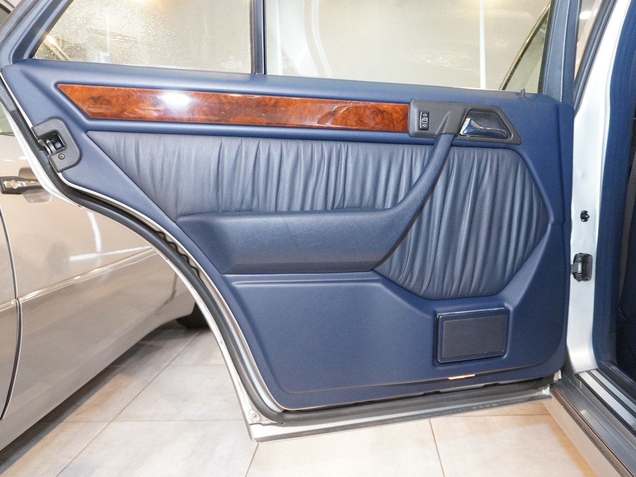 メルセデスベンツ　ミディアムクラス