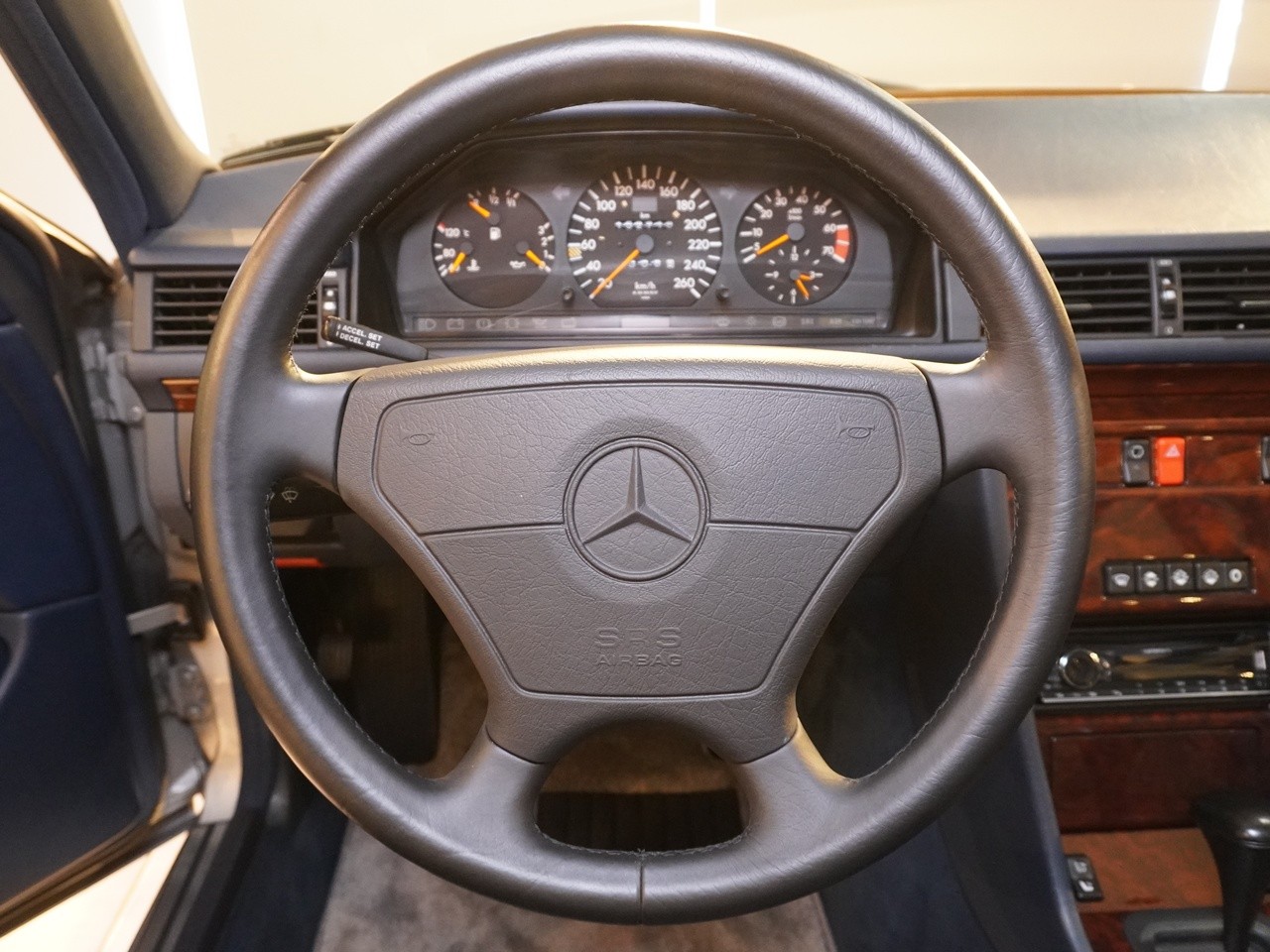 メルセデスベンツ　ミディアムクラス