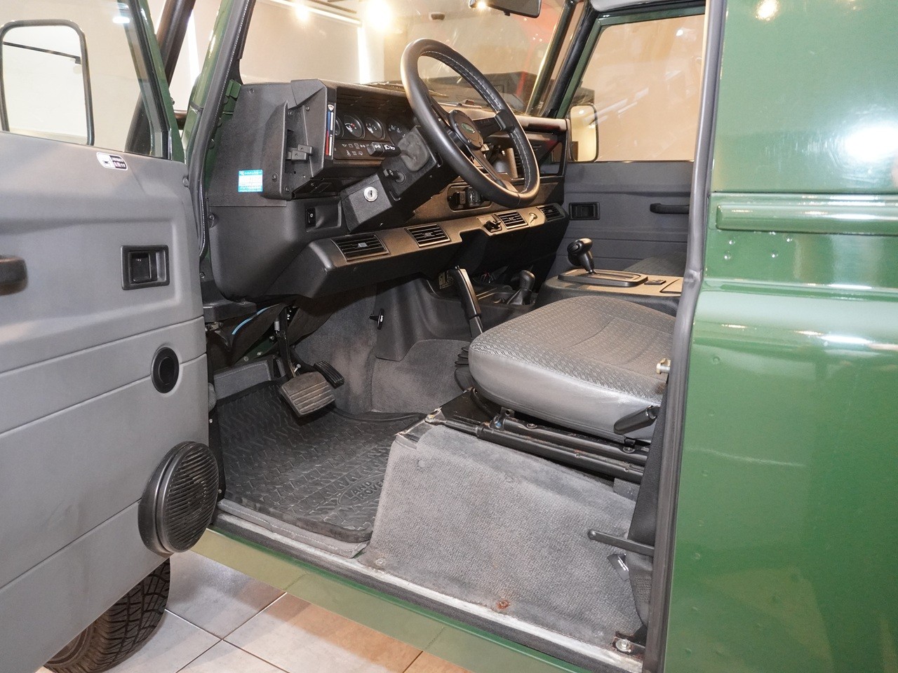 ランドローバー　ディフェンダー