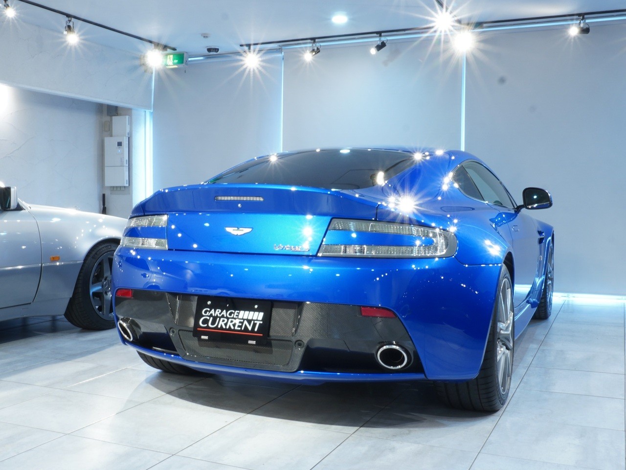 アストンマーティン　V8