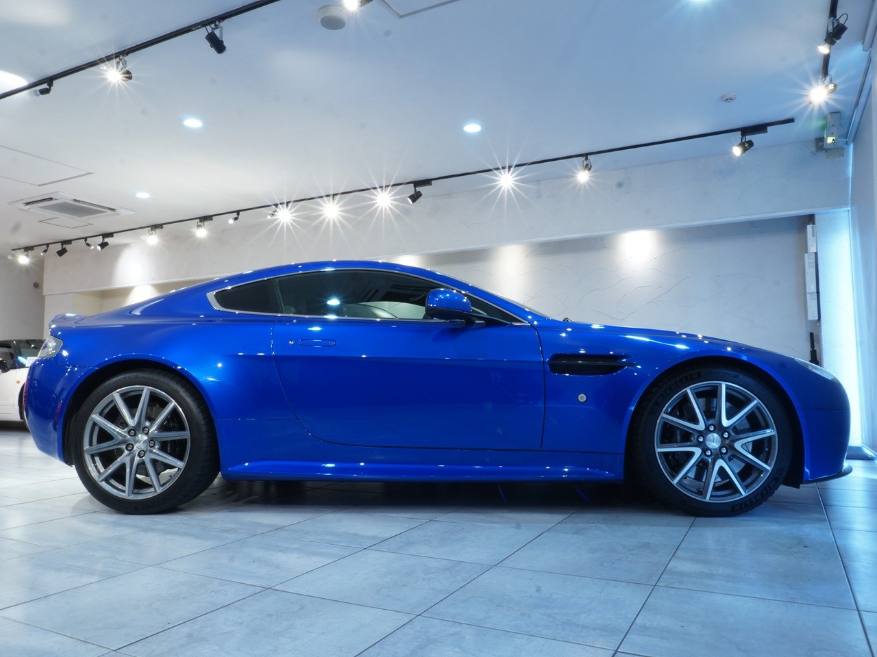 アストンマーティン　V8