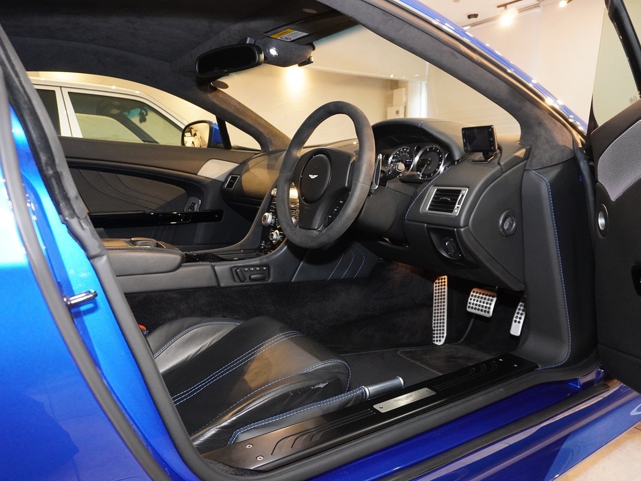 アストンマーティン　V8