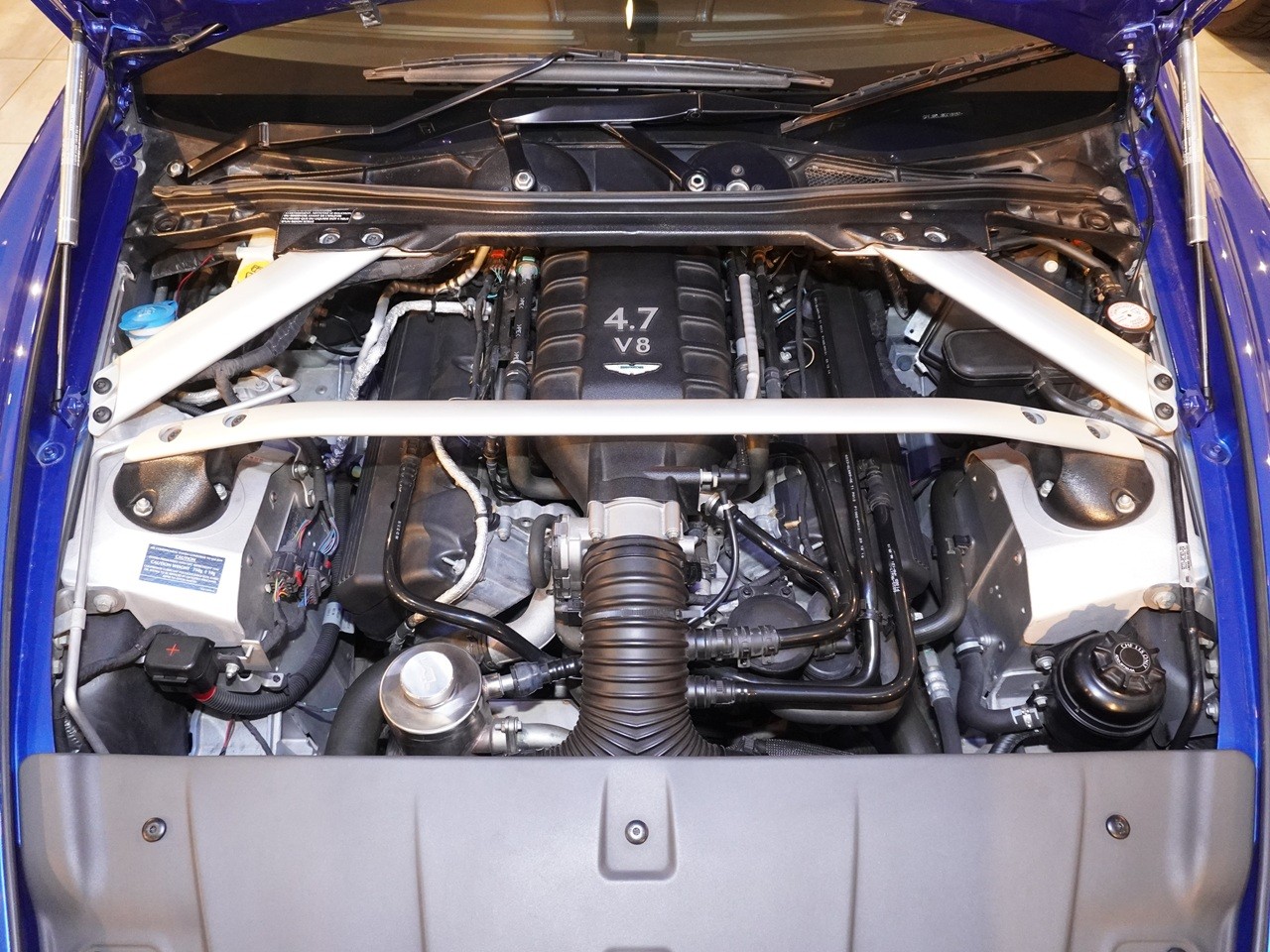 アストンマーティン　V8
