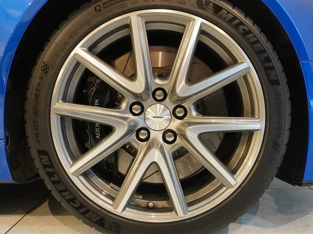 アストンマーティン　V8