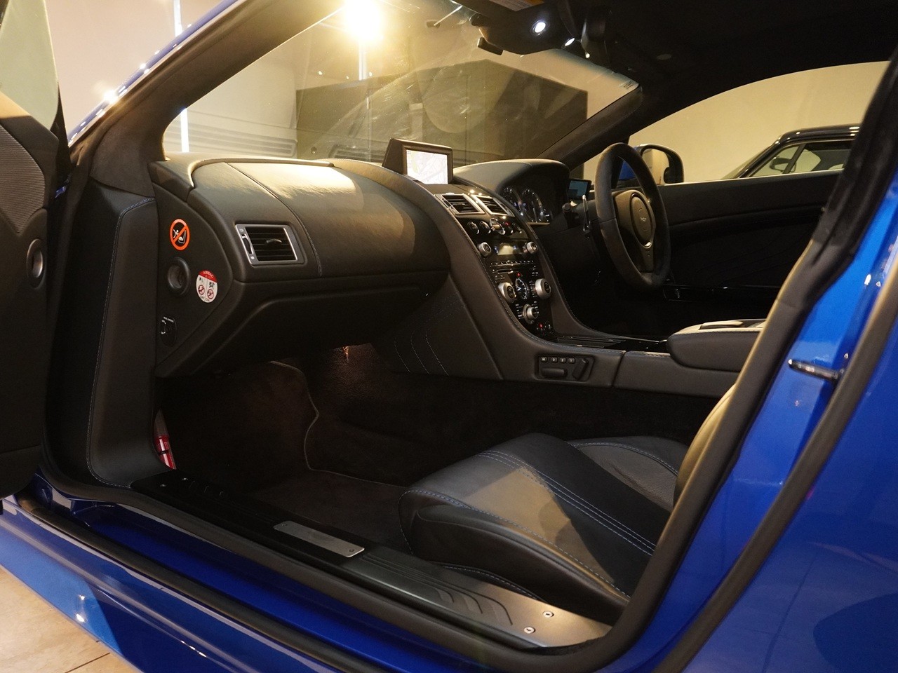 アストンマーティン　V8