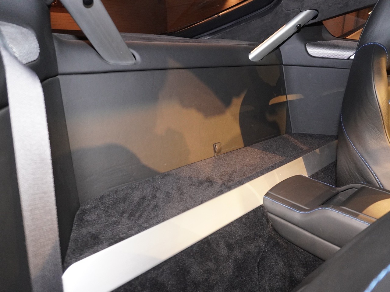 アストンマーティン　V8