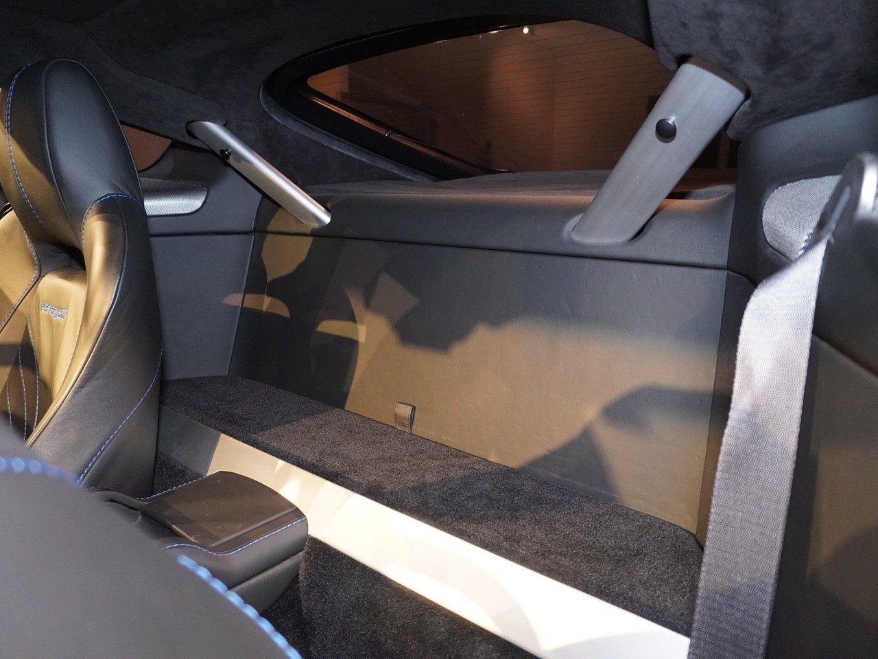 アストンマーティン　V8