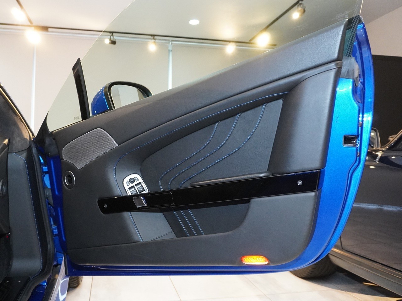 アストンマーティン　V8