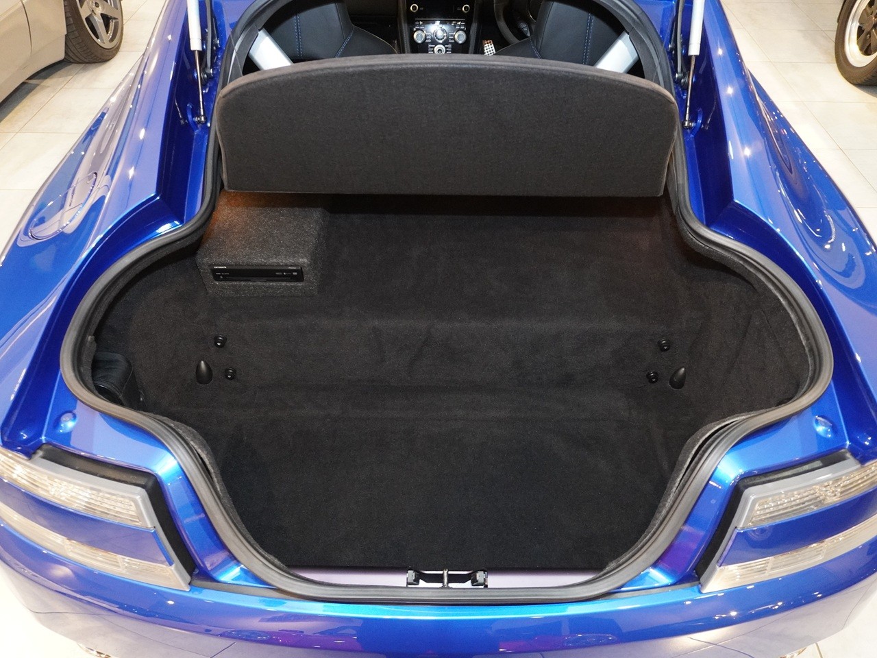 アストンマーティン　V8