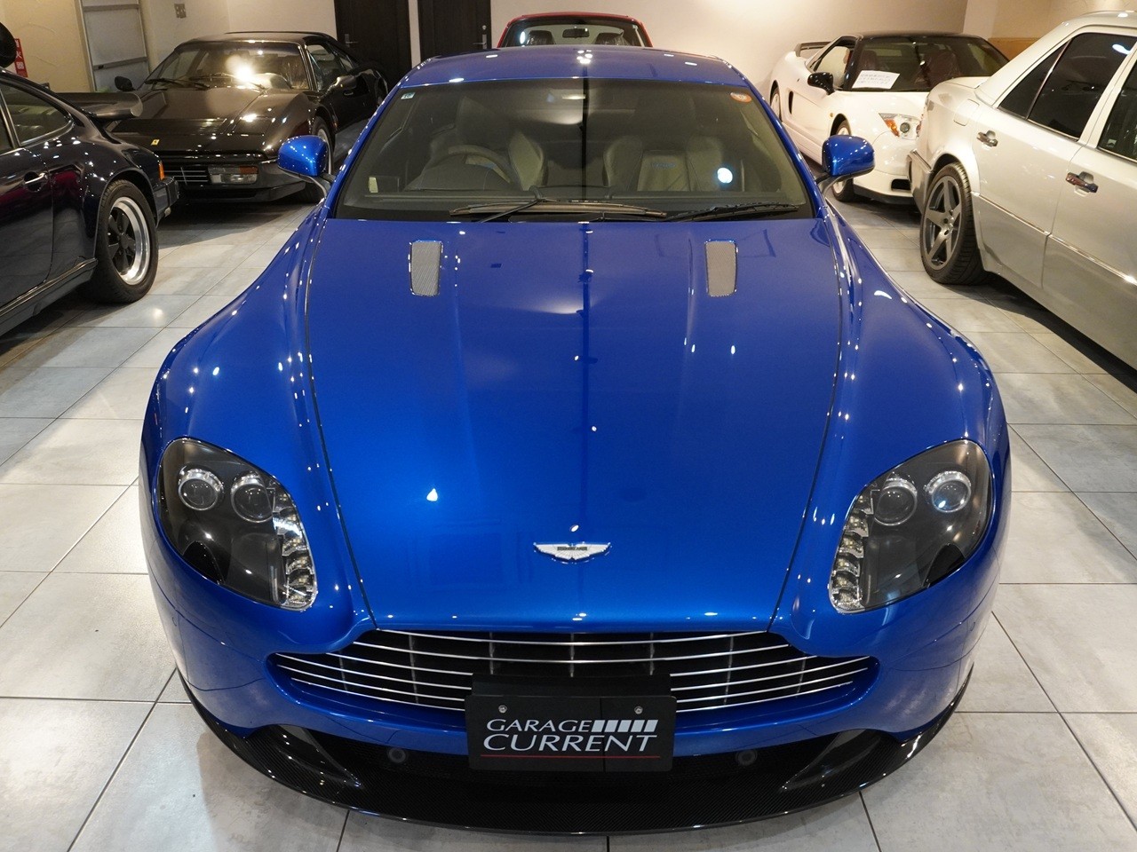 アストンマーティン　V8