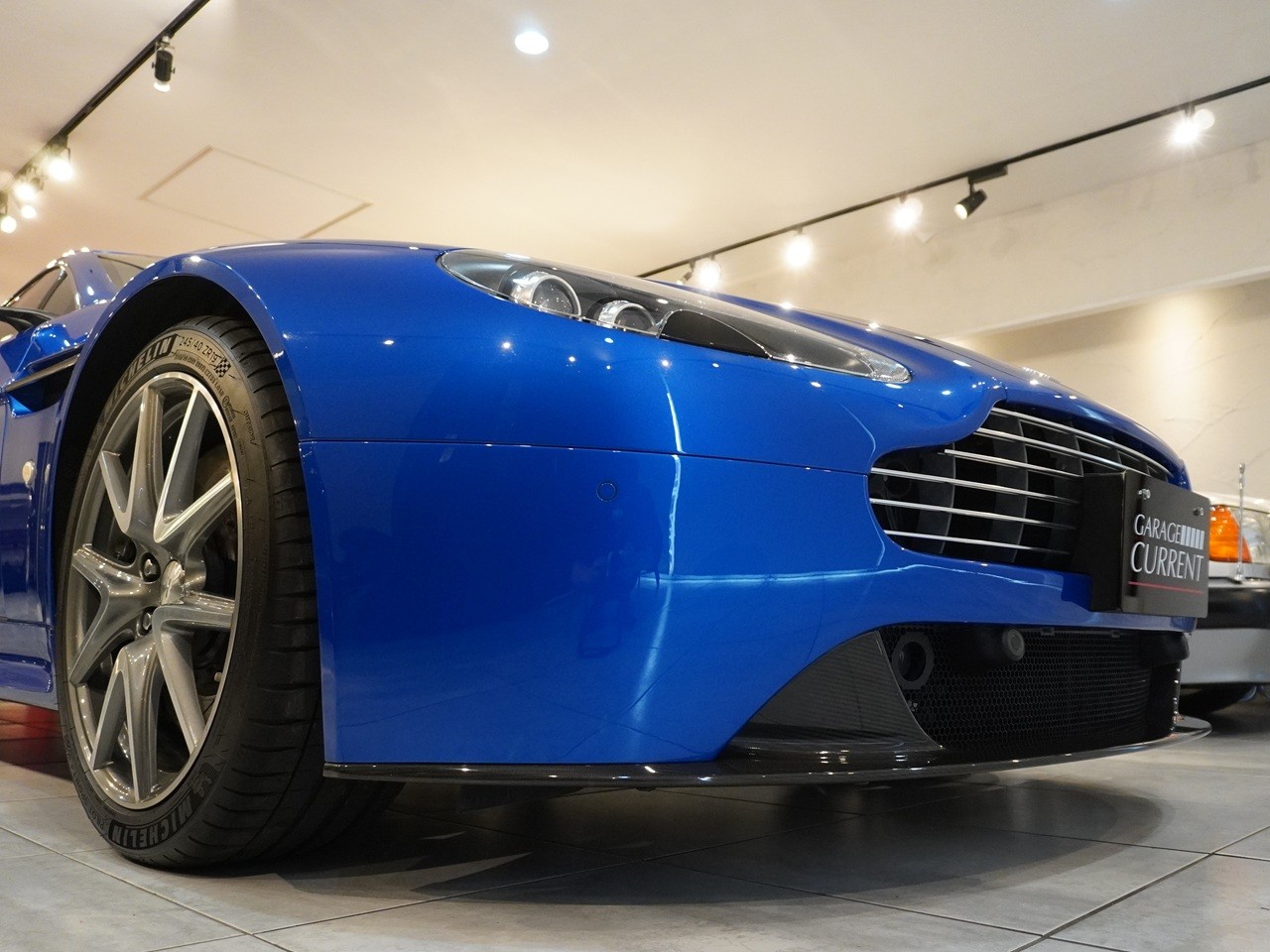 アストンマーティン　V8