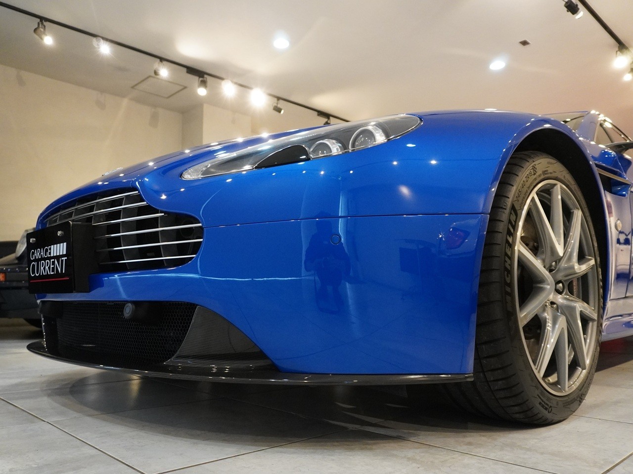 アストンマーティン　V8