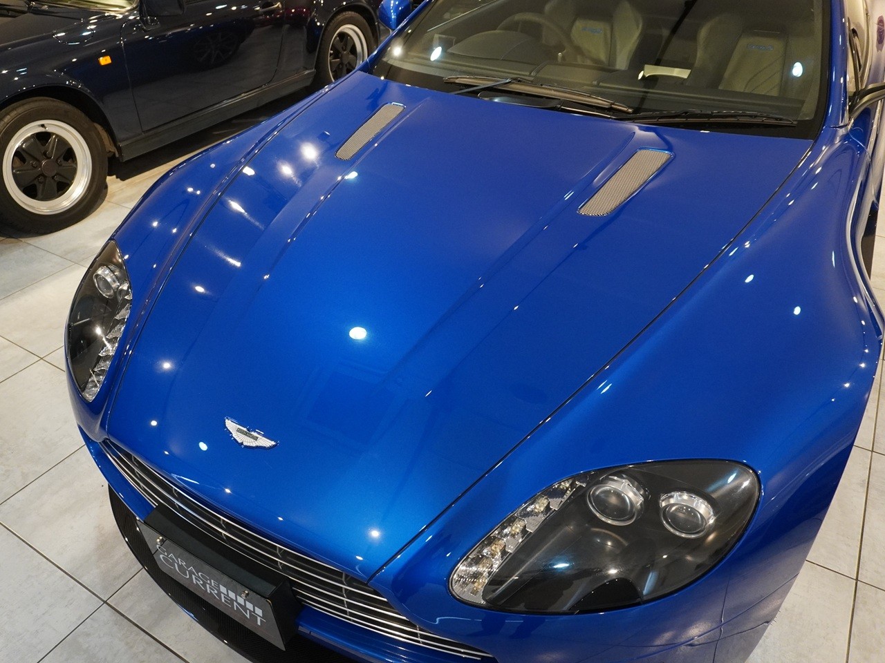 アストンマーティン　V8